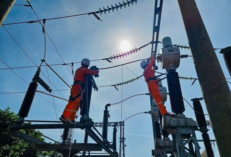 Tiêu thụ điện tăng cao, EVN triển khai đồng bộ nhiều giải pháp cung cấp điện Tiêu thụ điện tăng cao, EVN triển khai đồng bộ nhiều giải pháp cung cấp điện
