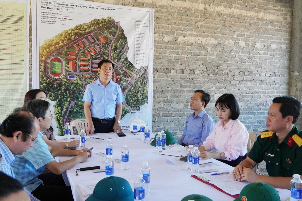 Bí thư Tỉnh ủy Quảng Trị Nguyễn Văn Phương nghe báo cáo tiến độ thi công xây dựng Trường nội trú Tiểu học và Trung học cơ sở Dân Hóa. Ảnh: Hồng Lựu Bí thư Tỉnh ủy Quảng Trị Nguyễn Văn Phương nghe báo cáo tiến độ thi công xây dựng Trường nội trú Tiểu học và Trung học cơ sở Dân Hóa. Ảnh: Hồng Lựu