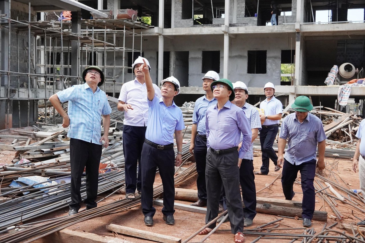 Bí thư Tỉnh ủy Quảng Trị Nguyễn Văn Phương (chỉ tay) kiểm tra hiện trường tại Trường nội trú Tiểu học và Trung học cơ sở Thượng Trạch