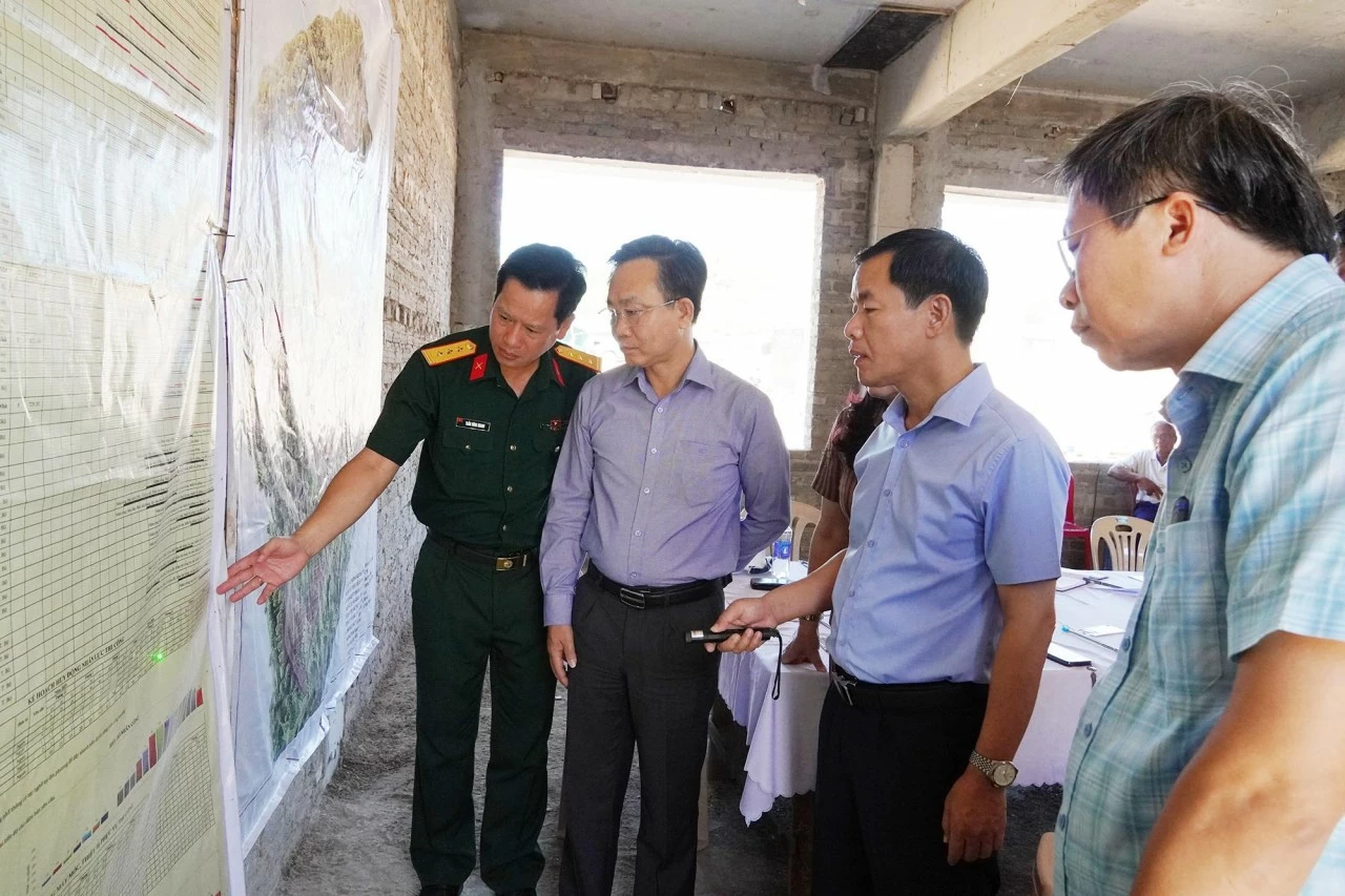 Bí thư Tỉnh ủy Quảng Trị Nguyễn Văn Phương kiểm tra tiến độ thi công xây dựng Trường nội trú Tiểu học và Trung học cơ sở Dân Hóa Bí thư Tỉnh ủy Quảng Trị Nguyễn Văn Phương kiểm tra tiến độ thi công xây dựng Trường nội trú Tiểu học và Trung học cơ sở Dân Hóa