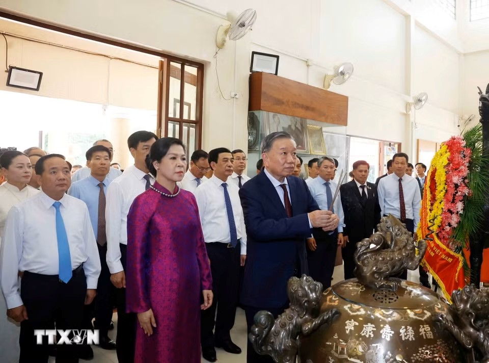 Tổng Bí thư, Chủ tịch nước và Phu nhân thăm Khu di tích Chủ tịch Hồ Chí Minh ở Udon Thani Tổng Bí thư, Chủ tịch nước và Phu nhân thăm Khu di tích Chủ tịch Hồ Chí Minh ở Udon Thani