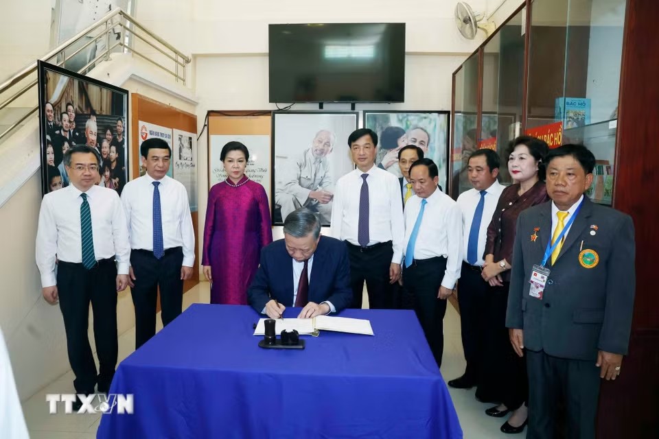Tổng Bí thư, Chủ tịch nước và Phu nhân thăm Khu di tích Chủ tịch Hồ Chí Minh ở Udon Thani Tổng Bí thư, Chủ tịch nước và Phu nhân thăm Khu di tích Chủ tịch Hồ Chí Minh ở Udon Thani