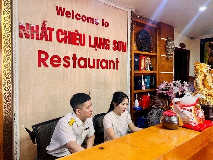 Công chức Thuế cơ sở 1 tỉnh Quảng Ninh hướng dẫn doanh nghiệp lập hóa đơn điện tử khởi tạo từ máy tính tiền trên phần mềm