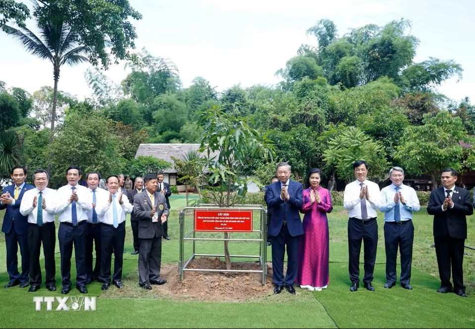 Tổng Bí thư, Chủ tịch nước và Phu nhân thăm Khu di tích Chủ tịch Hồ Chí Minh ở Udon Thani Tổng Bí thư, Chủ tịch nước và Phu nhân thăm Khu di tích Chủ tịch Hồ Chí Minh ở Udon Thani
