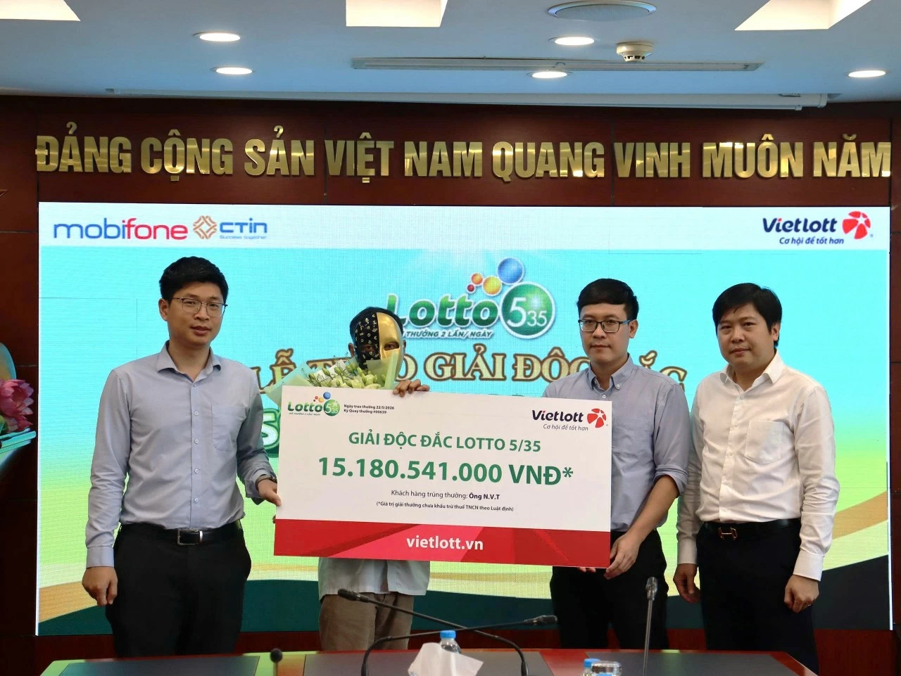 Mua bộ số từ tính năng “Thần tài chọn” trên Vietlott SMS, người đàn ông ở Lâm Đồng trúng độc đắc xổ số quay nhanh Lotto 5/35 hơn 15 tỷ đồng