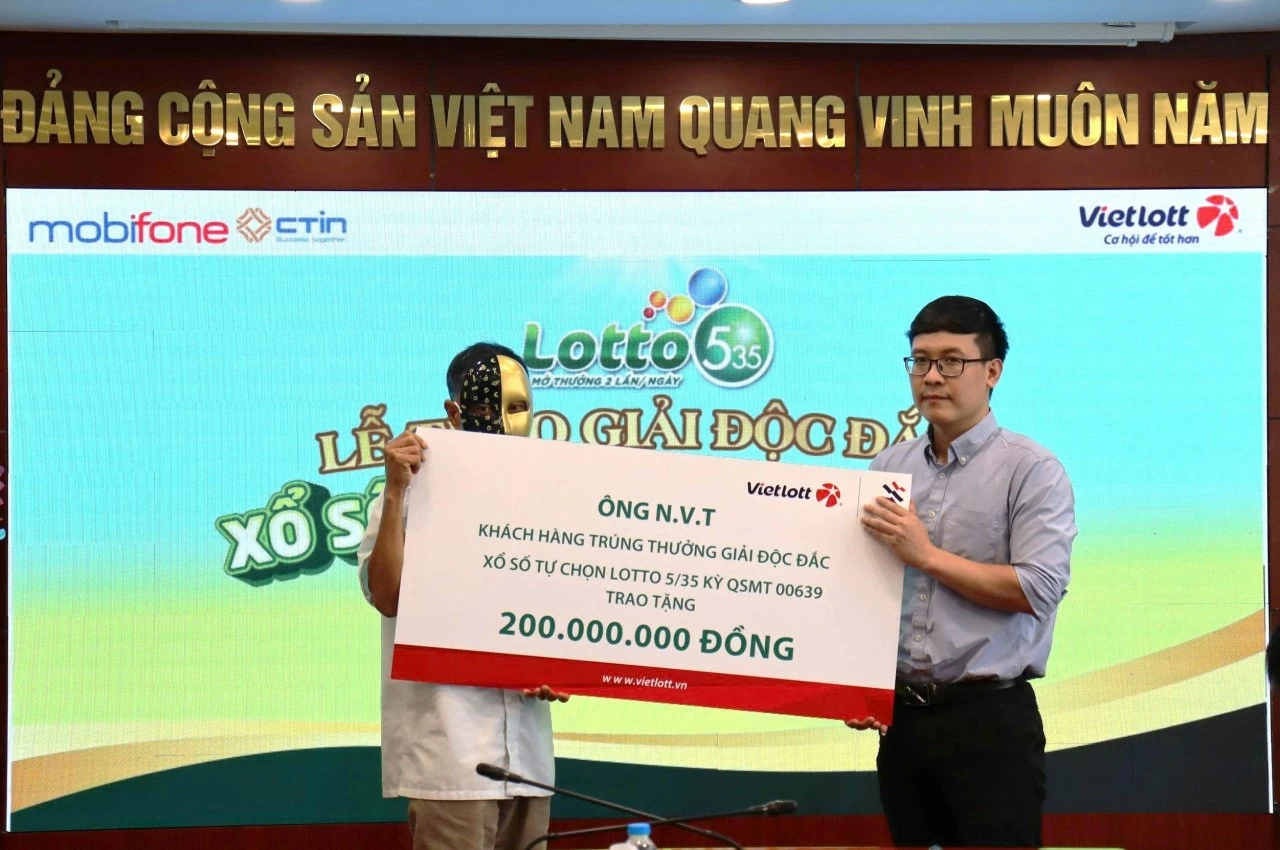 Mua bộ số từ tính năng “Thần tài chọn” trên Vietlott SMS, người đàn ông ở Lâm Đồng trúng độc đắc xổ số quay nhanh Lotto 5/35 hơn 15 tỷ đồng