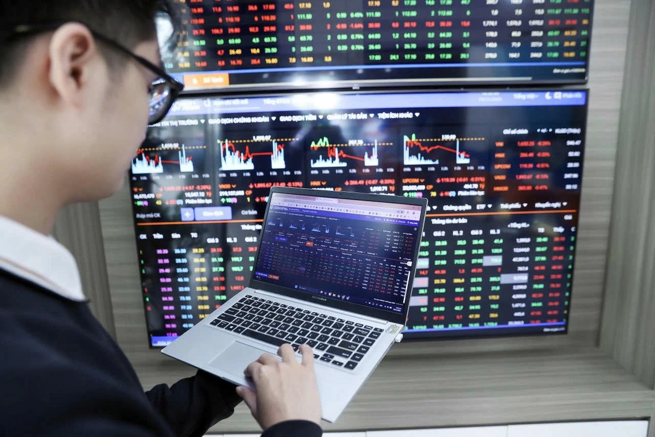 Chứng khoán ngày 27/5: Áp lực từ cổ phiếu trụ khiến VN-Index giảm phiên thứ hai liên tiếp