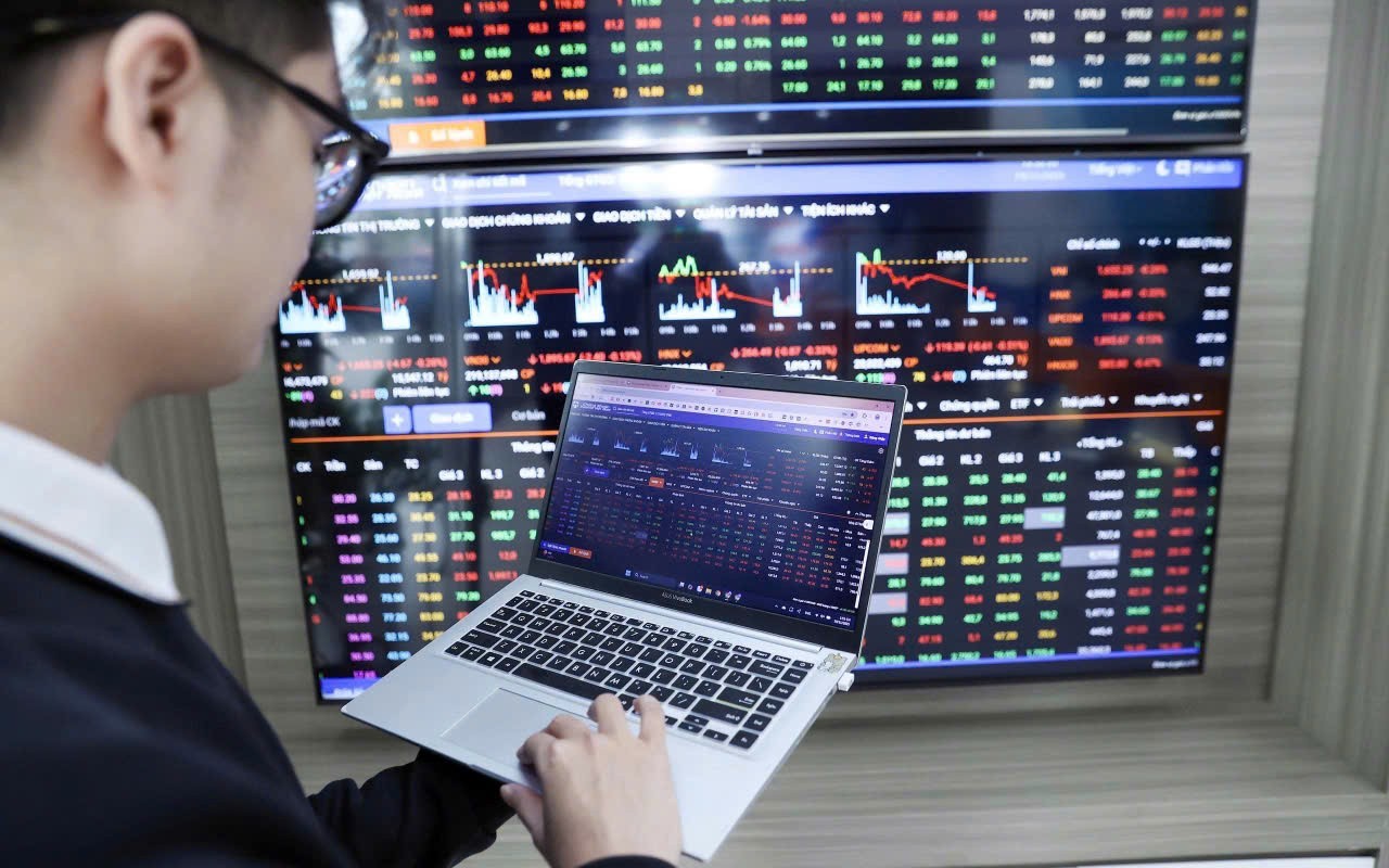 Chứng khoán ngày 27/5: Áp lực từ cổ phiếu trụ khiến VN-Index giảm phiên thứ hai liên tiếp