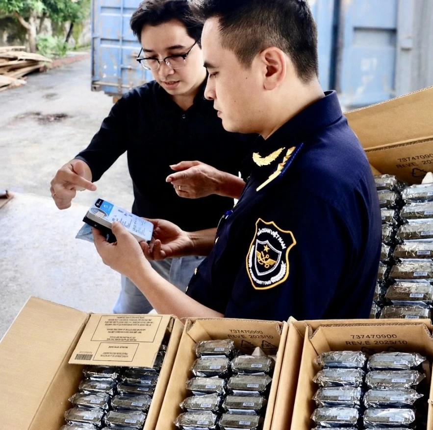 Hải quan tăng cường kiểm soát, ngăn hàng giả vi phạm sở hữu trí tuệ Hải quan tăng cường kiểm soát ngăn hàng giả vi phạm sở hữu trí tuệ từ cửa khẩu