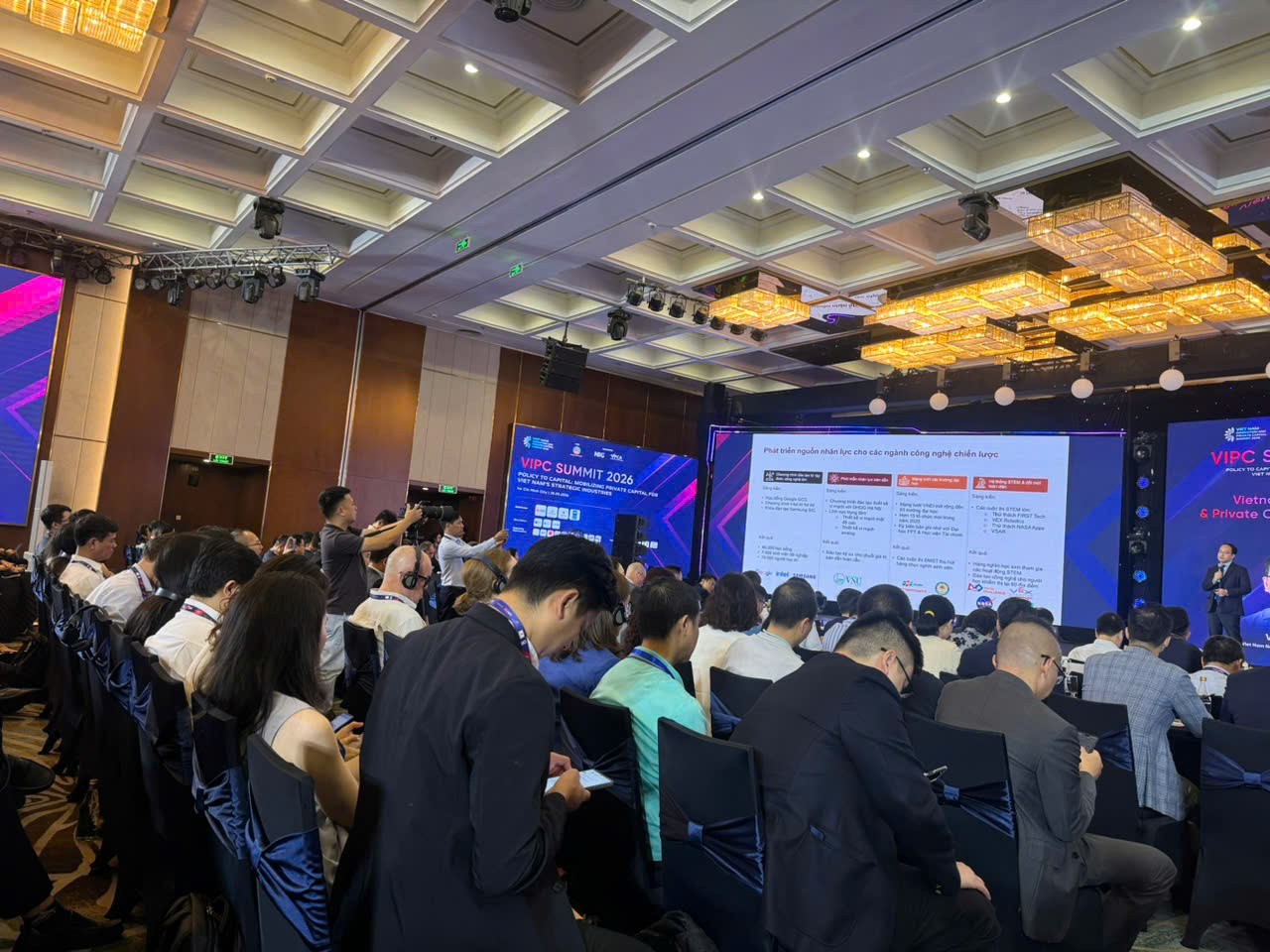 Muốn thành trung tâm tài chính quốc tế, Việt Nam phải tạo được niềm tin dài hạn Muốn thành trung tâm tài chính quốc tế, Việt Nam phải tạo được niềm tin dài hạn