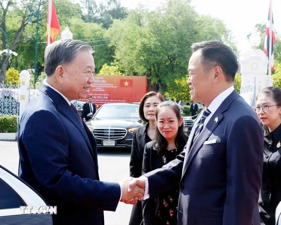 Lễ đón trọng thể Tổng Bí thư, Chủ tịch nước và Phu nhân thăm chính thức Vương quốc Thái Lan