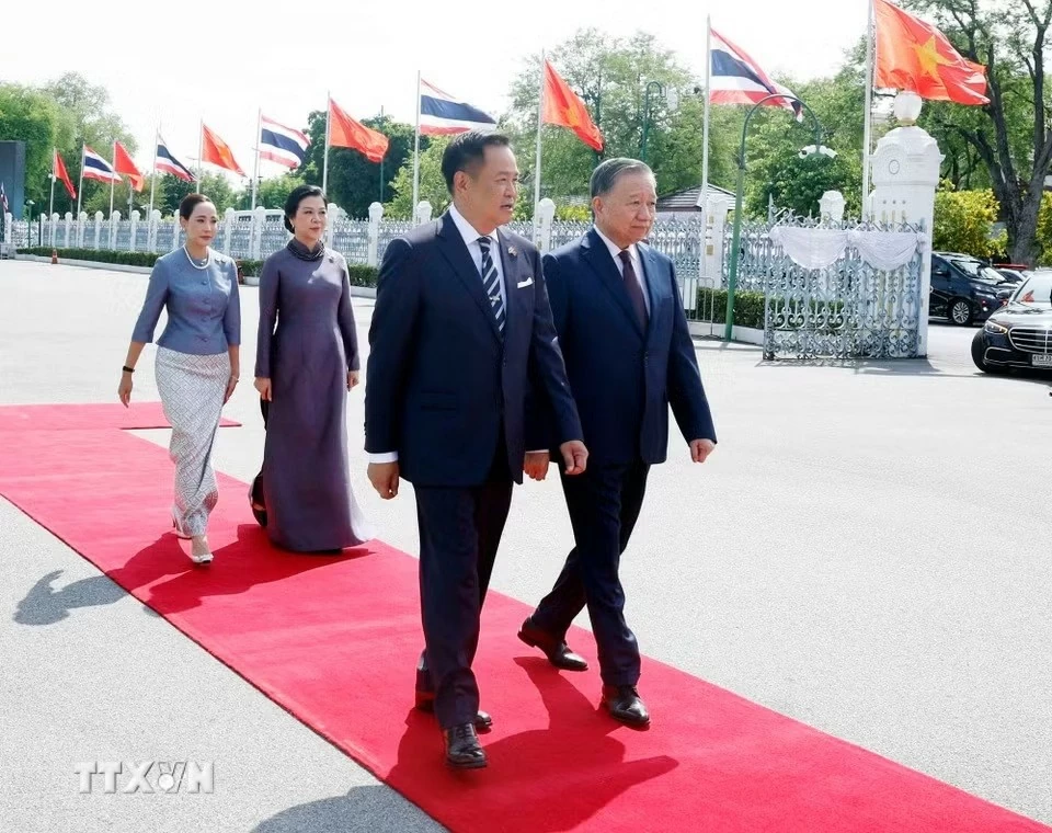 Lễ đón trọng thể Tổng Bí thư, Chủ tịch nước và Phu nhân thăm chính thức Vương quốc Thái Lan