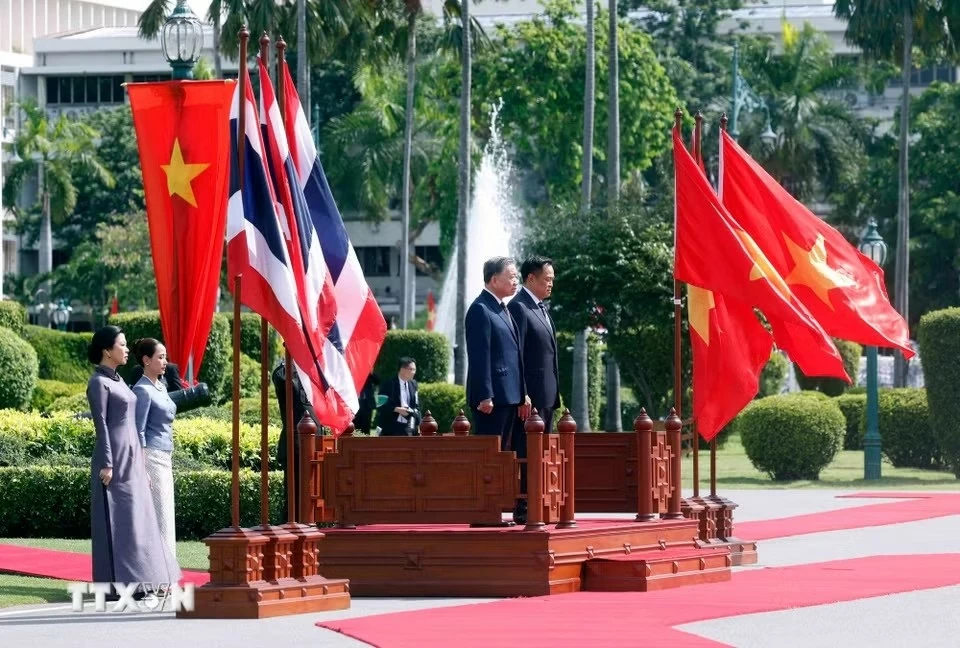 Lễ đón trọng thể Tổng Bí thư, Chủ tịch nước và Phu nhân thăm chính thức Vương quốc Thái Lan