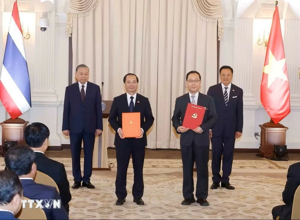 Tổng Bí thư, Chủ tịch nước Tô Lâm và Thủ tướng Thái Lan chứng kiến lễ trao văn kiện hợp tác và công bố Logo kỷ niệm 50 năm thiết lập quan hệ ngoại giao Việt Nam – Thái Lan Tổng Bí thư, Chủ tịch nước Tô Lâm và Thủ tướng Thái Lan chứng kiến lễ trao văn kiện hợp tác và công bố Logo kỷ niệm 50 năm thiết lập quan hệ ngoại giao Việt Nam – Thái Lan