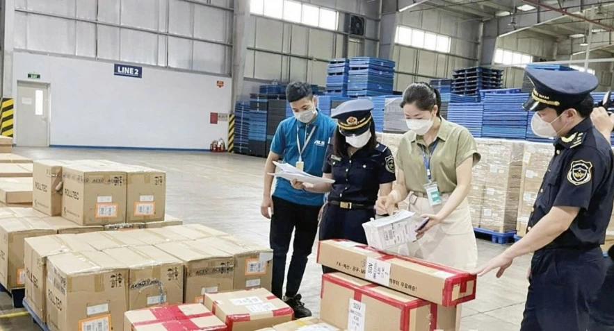 Thông quan tập trung - bước chuyển từ quản lý phân tán sang Hải quan số Thông quan tập trung - bước chuyển từ quản lý phân tán sang Hải quan số