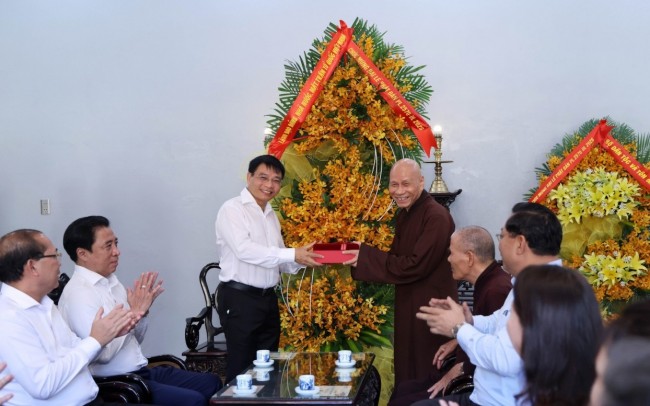 Phó Thủ tướng Nguyễn Văn Thắng chúc mừng Đại lễ Phật đản tại Huế