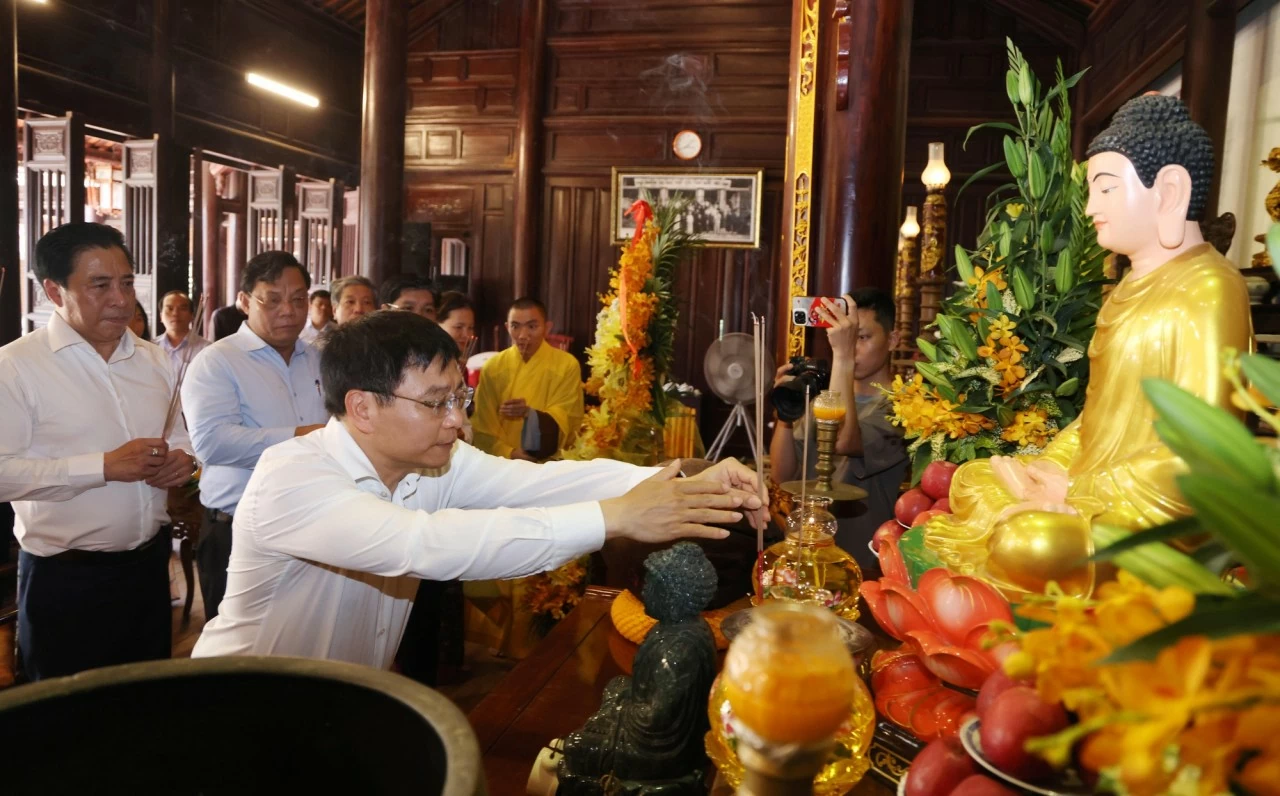 Phó Thủ tướng Nguyễn Văn Thắng chúc mừng Đại lễ Phật đản tại Huế