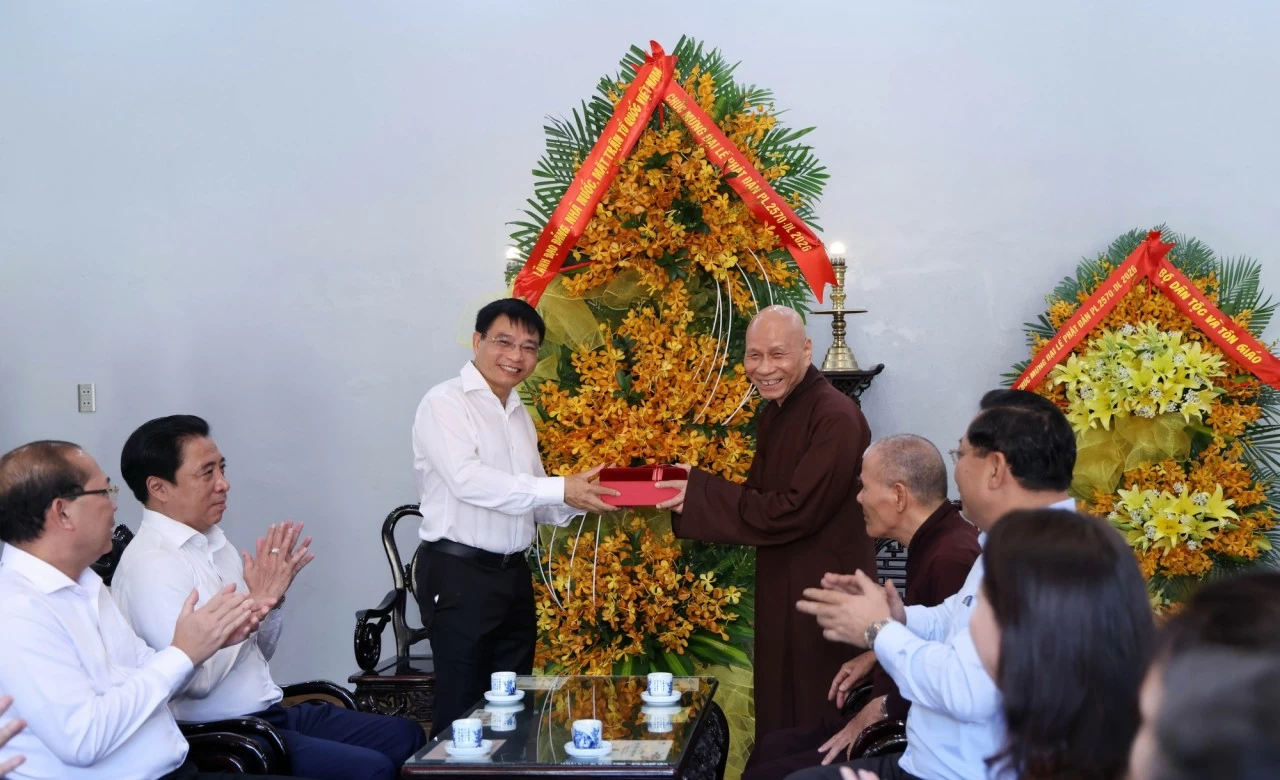 Phó Thủ tướng Nguyễn Văn Thắng chúc mừng Đại lễ Phật đản tại Huế