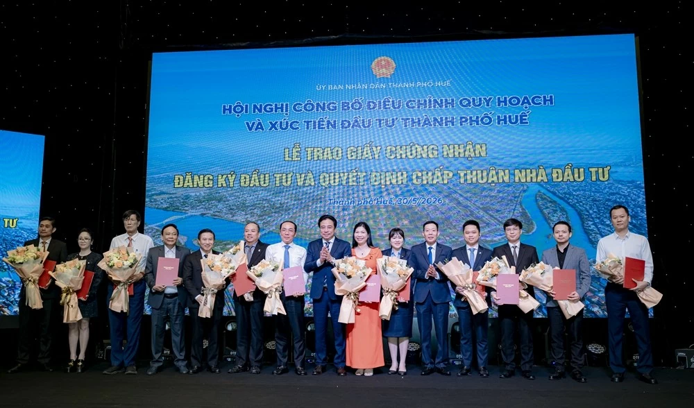 Ông Nguyễn Khắc Toàn (ở giữa)- Chủ tịch UBND TP. Huế trao Chứng nhận đầu tư và Đăng ký đầu tư cho đại diện các doanh nghiệp, nhà đầu tư Ông Nguyễn Khắc Toàn (ở giữa)- Chủ tịch UBND TP. Huế trao Chứng nhận đầu tư và Đăng ký đầu tư cho đại diện các doanh nghiệp, nhà đầu tư