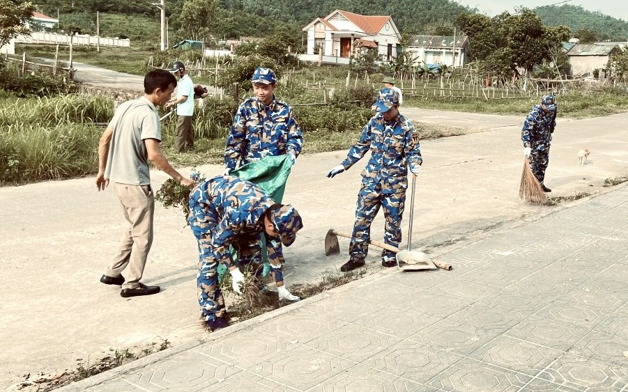 Trung đoàn 151 chung tay bảo vệ môi trường, xây dựng đảo xanh bền vững