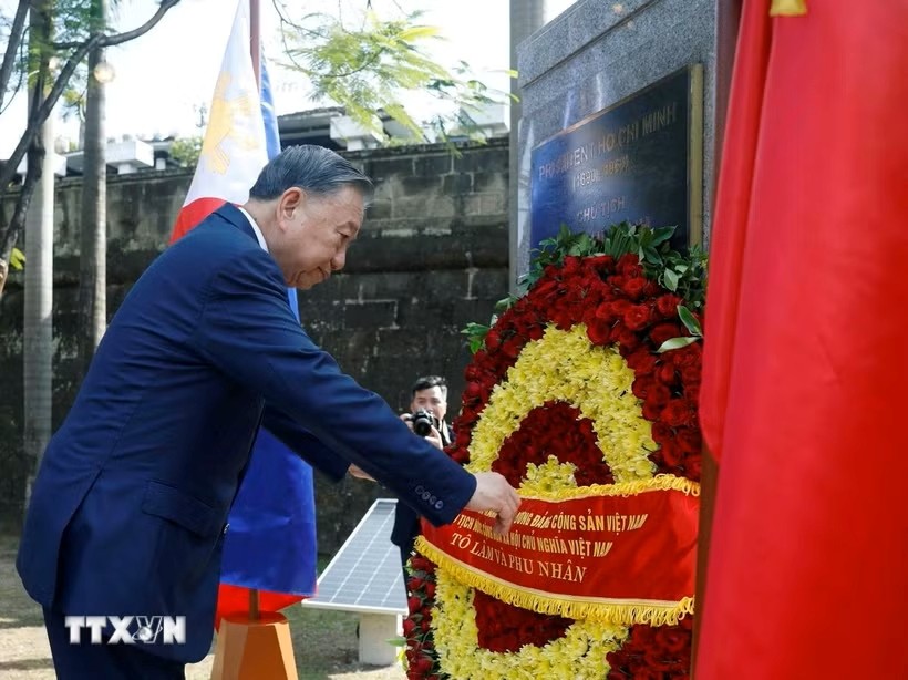Tổng Bí thư, Chủ tịch nước Tô Lâm dâng hoa tại Tượng đài Chủ tịch Hồ Chí Minh ở Philippines