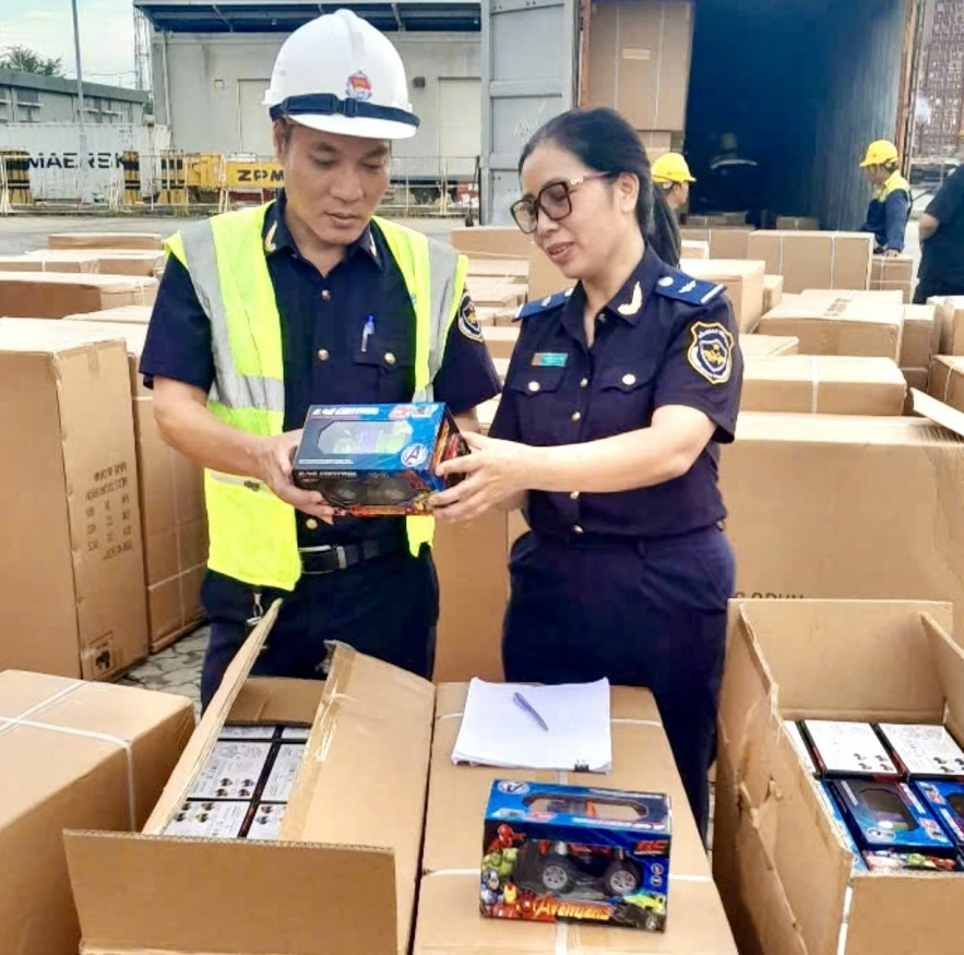 Hải quan triệt phá 4 vụ, thu giữ gần 5.000 sản phẩm nghi vi phạm sở hữu trí tuệ Hải quan triệt phá 4 vụ, thu giữ gần 5.000 sản phẩm nghi vi phạm sở hữu trí tuệ