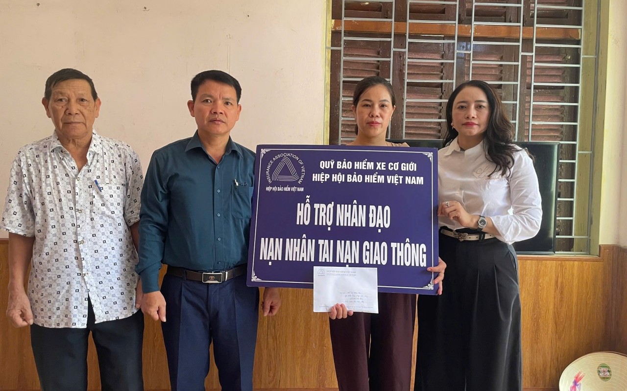 Quỹ Bảo hiểm xe cơ giới trao hỗ trợ nhân đạo cho gia đình nạn nhân tai nạn giao thông tại Hà Nội