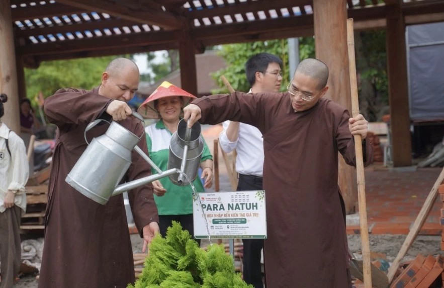 Trồng cây xanh, vun đắp những giá trị hòa nhập bền vững Trồng cây xanh, vun đắp những giá trị hòa nhập bền vững