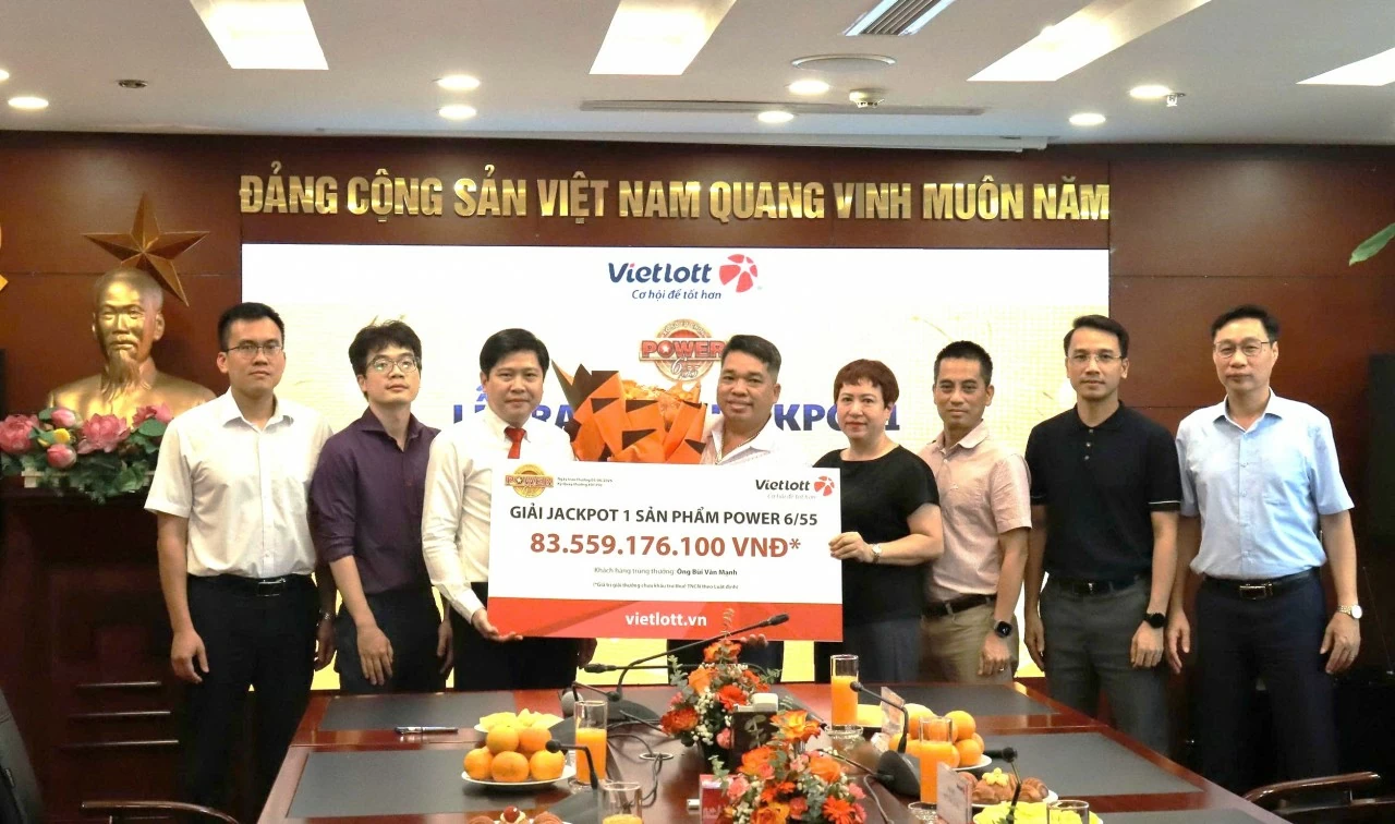 Ước mơ được trúng Vietlott để không đeo mặt nạ, người đàn ông tại TP.HCM công khai danh tính nhận giải Jackpot 1 xổ số tự chọn Power 6/55 hơn 83 tỷ đồng Ước mơ được trúng Vietlott để không đeo mặt nạ, người đàn ông tại TP.HCM công khai danh tính nhận giải Jackpot 1 xổ số tự chọn Power 6/55 hơn 83 tỷ đồng