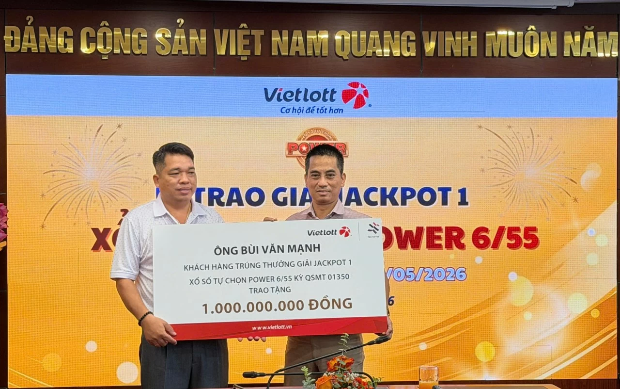 Ước mơ được trúng Vietlott để không đeo mặt nạ, người đàn ông tại TP.HCM công khai danh tính nhận giải Jackpot 1 xổ số tự chọn Power 6/55 hơn 83 tỷ đồng Ước mơ được trúng Vietlott để không đeo mặt nạ, người đàn ông tại TP.HCM công khai danh tính nhận giải Jackpot 1 xổ số tự chọn Power 6/55 hơn 83 tỷ đồng