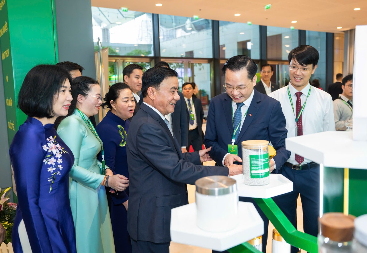Mang giải pháp xanh đến đồng ruộng: Dấu ấn Vinachem tại Đại hội Đại biểu toàn quốc Hội Nông dân Việt Nam lần thứ IX