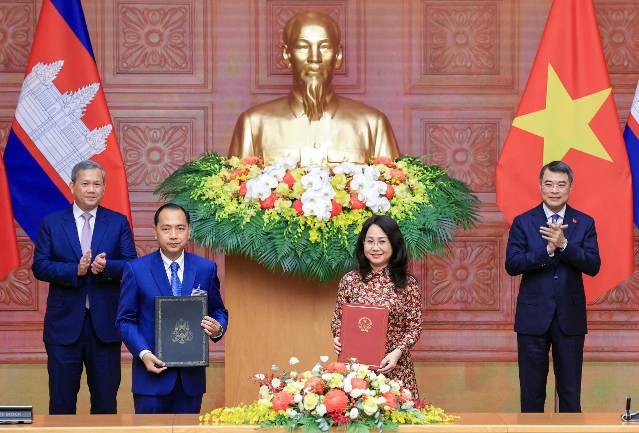 Việt Nam luôn coi trọng và dành ưu tiên cao cho quan hệ với Campuchia Việt Nam luôn coi trọng và dành ưu tiên cao cho quan hệ với Campuchia