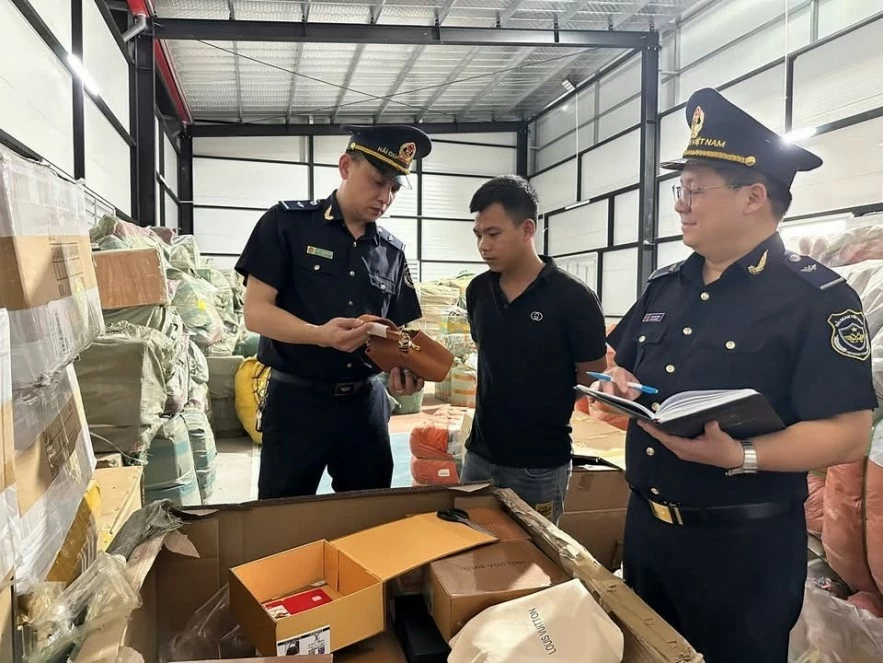 Hải quan thu nộp ngân sách hơn 2.627 tỷ đồng từ xử lý vi phạm Hải quan thu nộp ngân sách hơn 2.627 tỷ đồng từ xử lý vi phạm