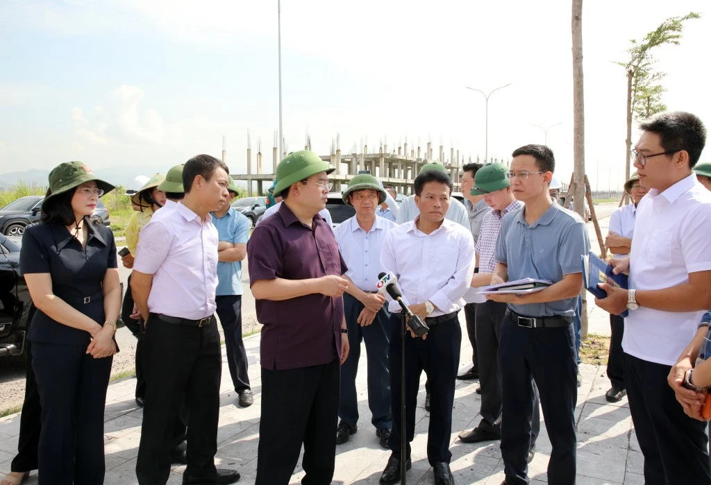 Bí thư Tỉnh ủy kiểm tra Dự án đầu tư xây dựng - kinh doanh hạ tầng khu đô thị mới Cao Xanh - Hà Khánh C do Công ty CP Phát triển dự án Biển Đông làm chủ đầu tư. Bí thư Tỉnh ủy kiểm tra Dự án đầu tư xây dựng - kinh doanh hạ tầng khu đô thị mới Cao Xanh - Hà Khánh C do Công ty CP Phát triển dự án Biển Đông làm chủ đầu tư.