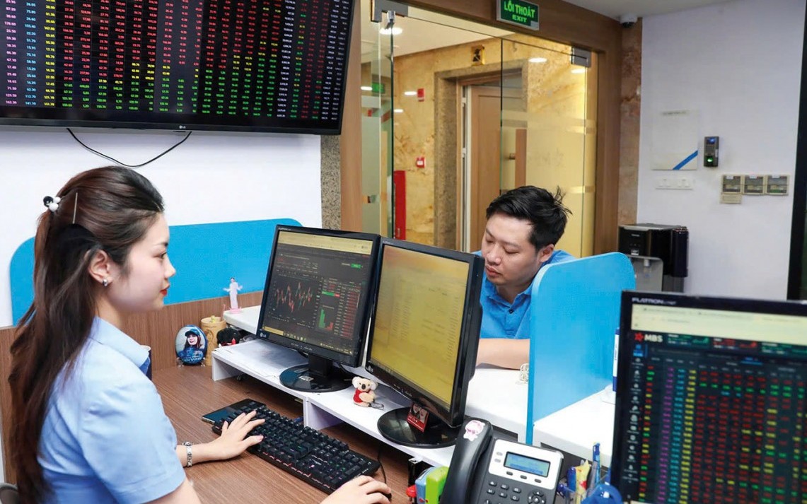 Củng cố nội lực thị trường trước cơn gió ngược từ quốc tế
