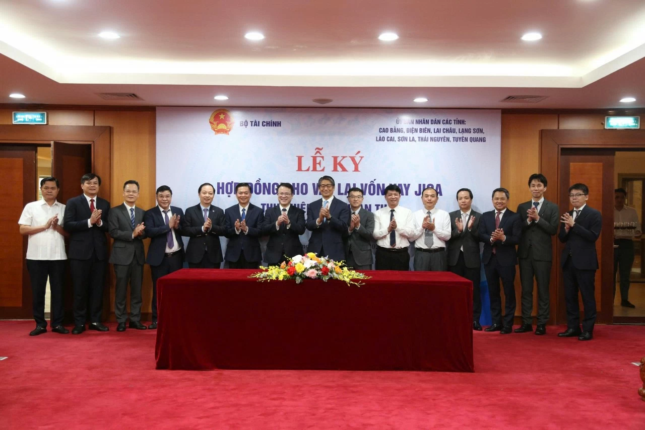 Bộ Tài chính và 8 tỉnh miền núi phía Bắc ký 11 hợp đồng cho vay lại hơn 39 tỷ Yên vốn vay JICA
