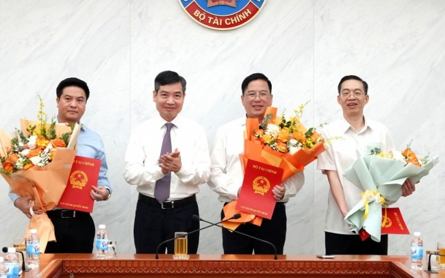 Bộ Tài chính công bố và trao quyết định điều động, bổ nhiệm 3 lãnh đạo cấp cục, vụ