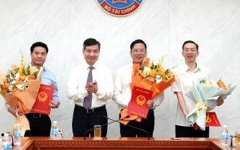 Bộ Tài chính công bố và trao quyết định điều động, bổ nhiệm 3 lãnh đạo cấp cục, vụ