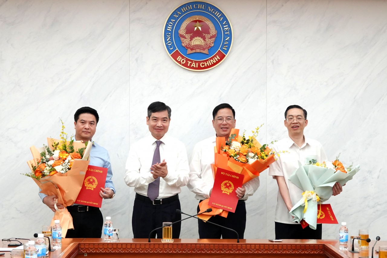 Bộ Tài chính công bố và trao quyết định điều động, bổ nhiệm 3 lãnh đạo cấp cục, vụ Bộ Tài chính công bố và trao quyết định điều động, bổ nhiệm 3 lãnh đạo cấp cục, vụ