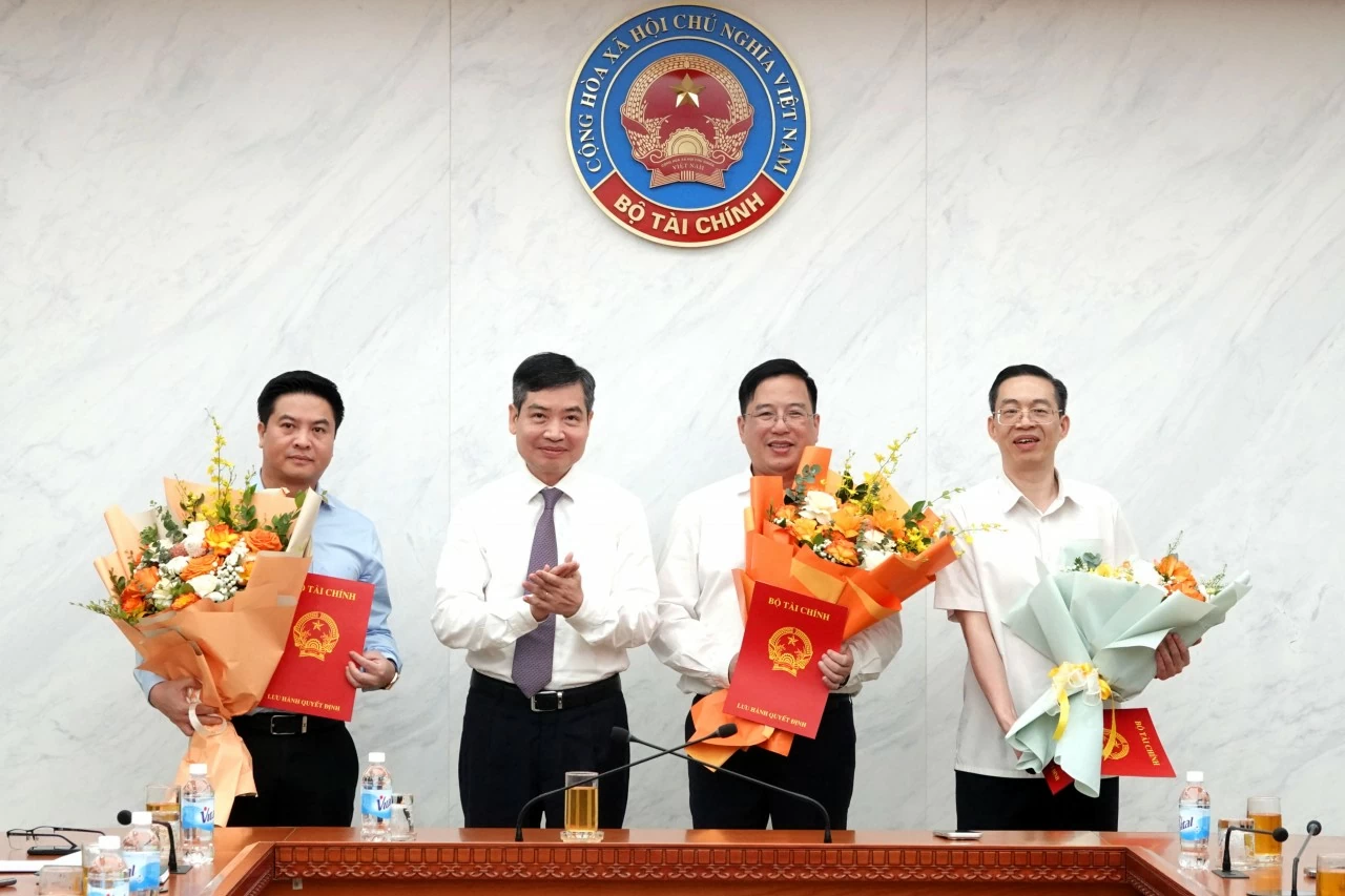 Bộ Tài chính công bố và trao quyết định điều động, bổ nhiệm 3 lãnh đạo cấp cục, vụ Bộ Tài chính công bố và trao quyết định điều động, bổ nhiệm 3 lãnh đạo cấp cục, vụ