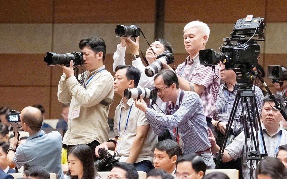 Báo chí - "cánh tay nối dài” kết nối nhà đầu tư với thị trường tài chính