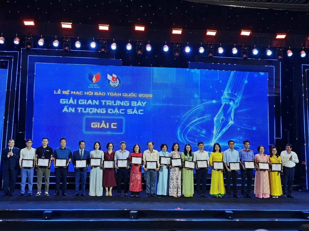 Liên Chi hội Nhà báo ngành Tài chính đạt giải C - Giải gian trưng bày ấn tượng đặc sắc Hội Báo toàn quốc 2026 (đại diện Liên Chi hội đứng thứ 5 từ phải sang). Ảnh Thanh Sơn