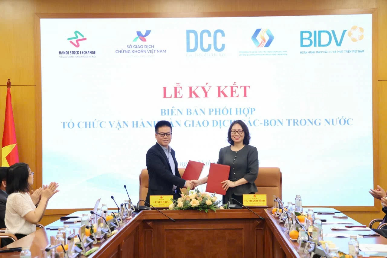 Ký kết phối hợp vận hành sàn giao dịch các-bon trong nước Ký kết phối hợp vận hành sàn giao dịch các-bon trong nước