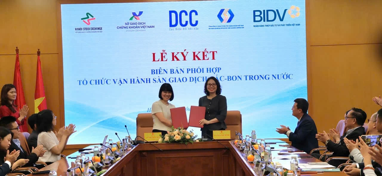 Ký kết phối hợp vận hành sàn giao dịch các-bon trong nước Ký kết phối hợp vận hành sàn giao dịch các-bon trong nước