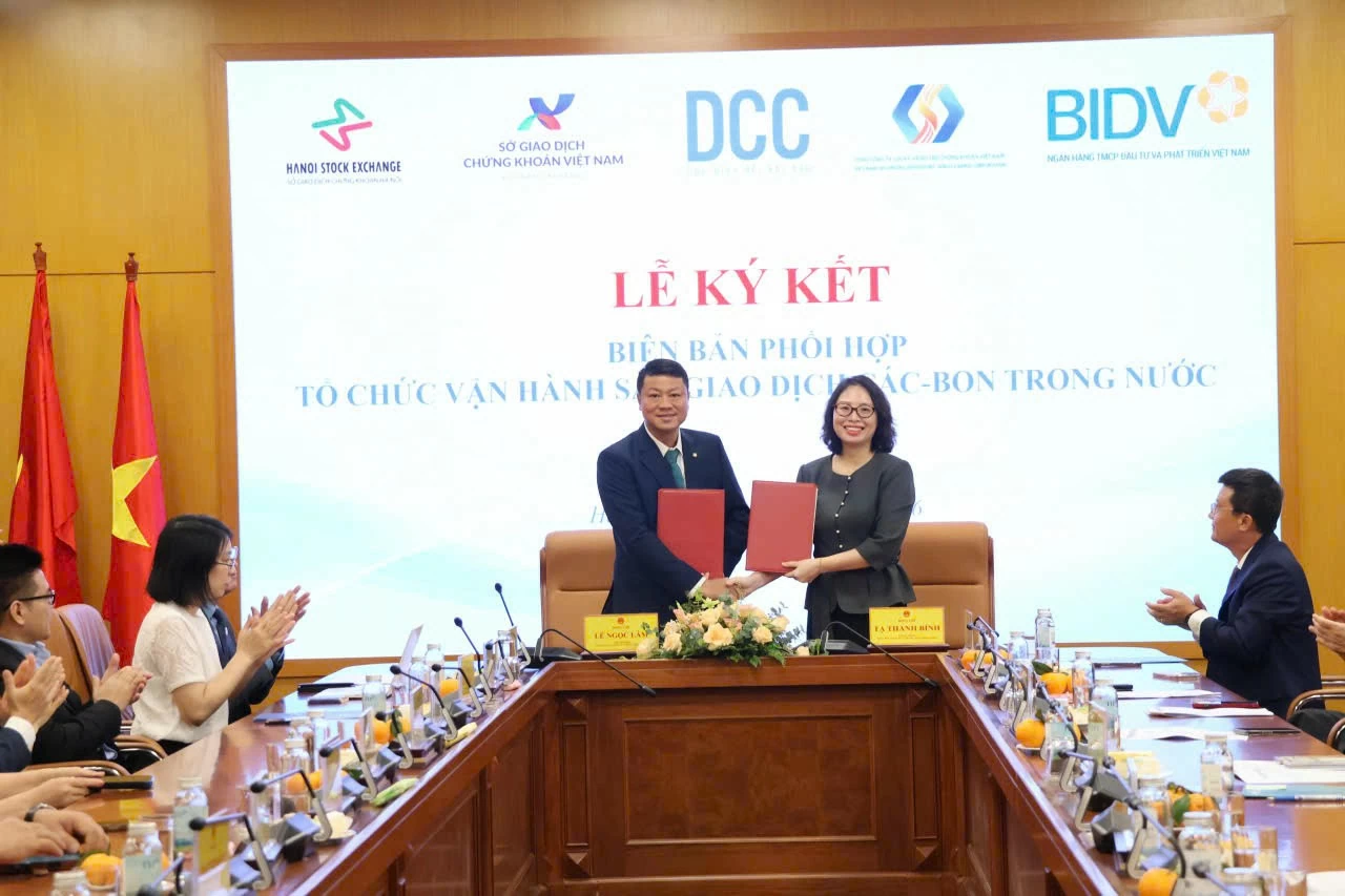 Ký kết phối hợp vận hành sàn giao dịch các-bon trong nước Ký kết phối hợp vận hành sàn giao dịch các-bon trong nước