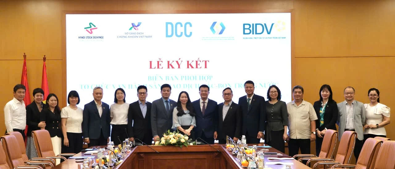 Ký kết phối hợp vận hành sàn giao dịch các-bon trong nước Ký kết phối hợp vận hành sàn giao dịch các-bon trong nước