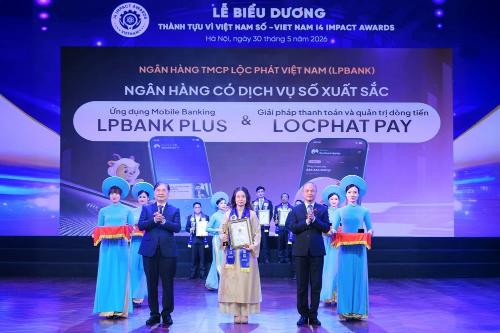 Bà Vũ Nam Hương, Phó Tổng Giám đốc LPBank nhận giải Sản phẩm Dịch vụ xuất sắc cho 2 sản phẩm LPBank Plus và LocPhat Pay