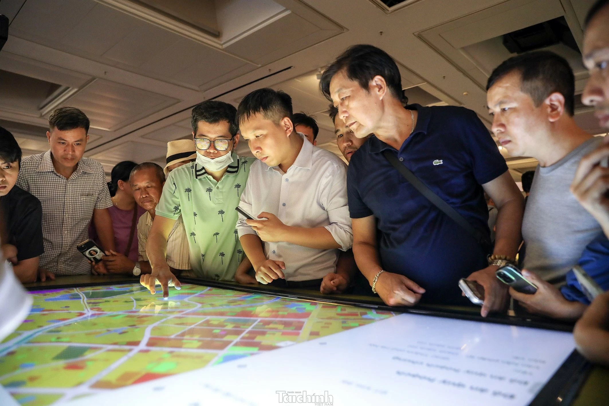 Hàng nghìn người dân tới xem triển lãm Quy hoạch tổng thể Thủ đô tầm nhìn 100 năm ngay trong ngày khai mạc