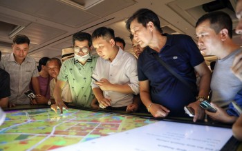 Hàng nghìn người dân tới xem triển lãm Quy hoạch tổng thể Thủ đô tầm nhìn 100 năm ngay trong ngày khai mạc
