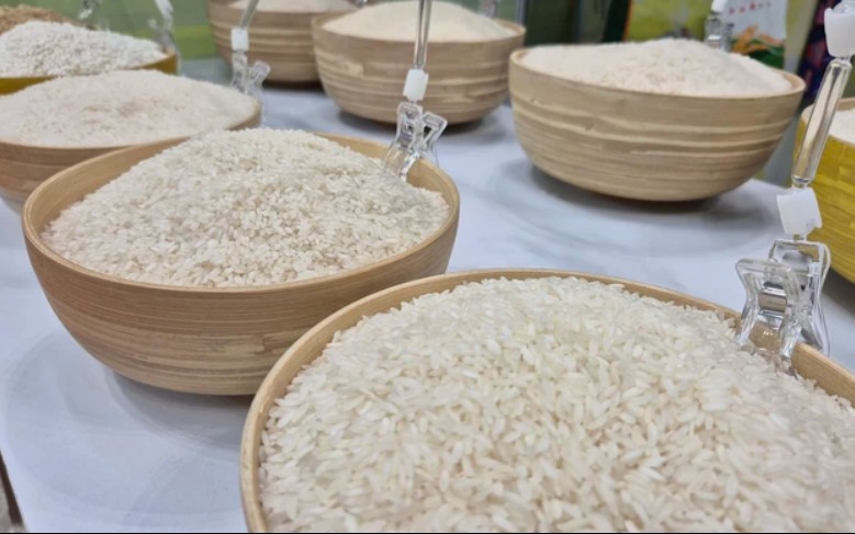 Ngày 30/6: Giá gạo nguyên liệu xuất khẩu tăng, lúa đi ngang